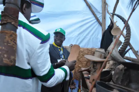 Mɛʼɛn simpoziyɛm