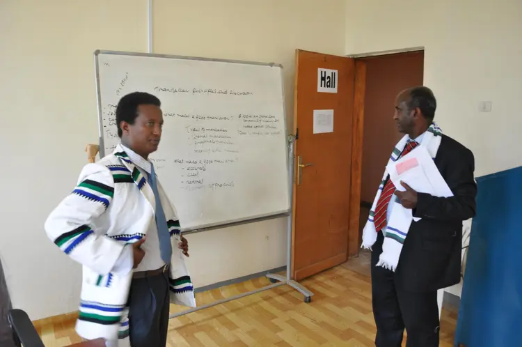 Teɔera during simpozium